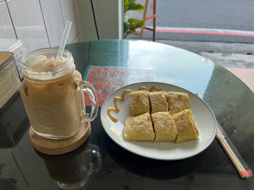 五溝水迦南食堂紅茶拿鐵和客家豬肉蛋餅