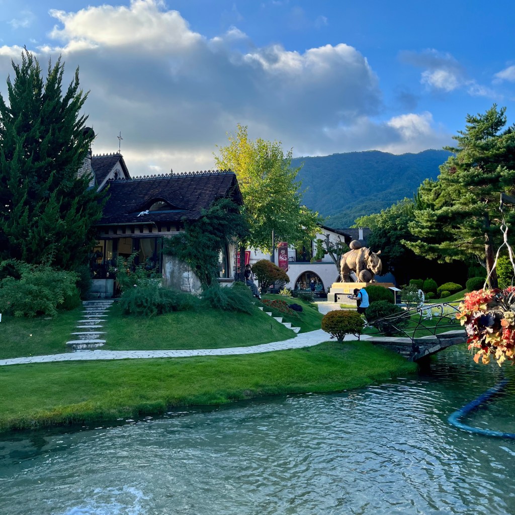 彷如歐洲小鎮的『河口湖音樂之森美術館』