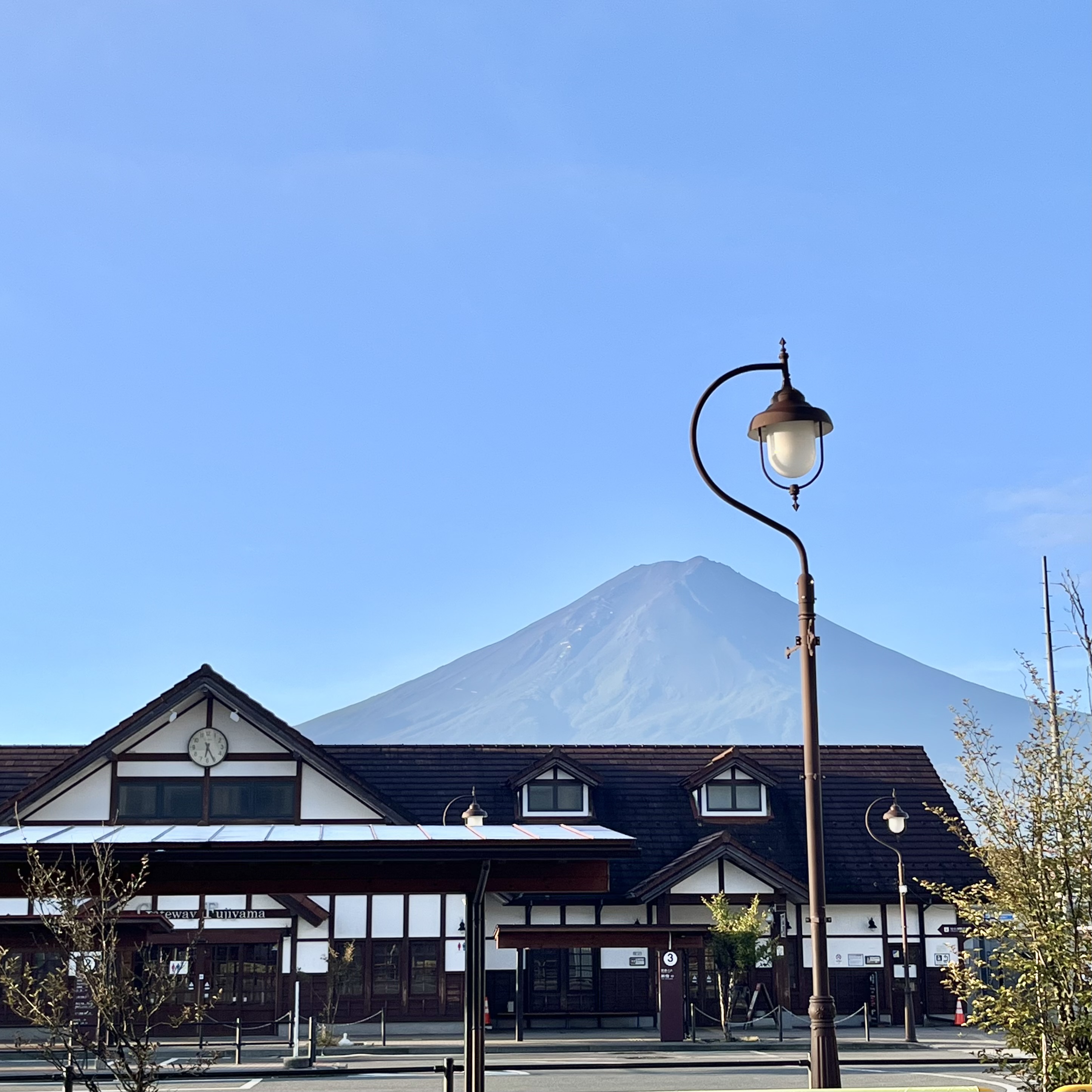 山梨縣河口湖車站與富士山美景