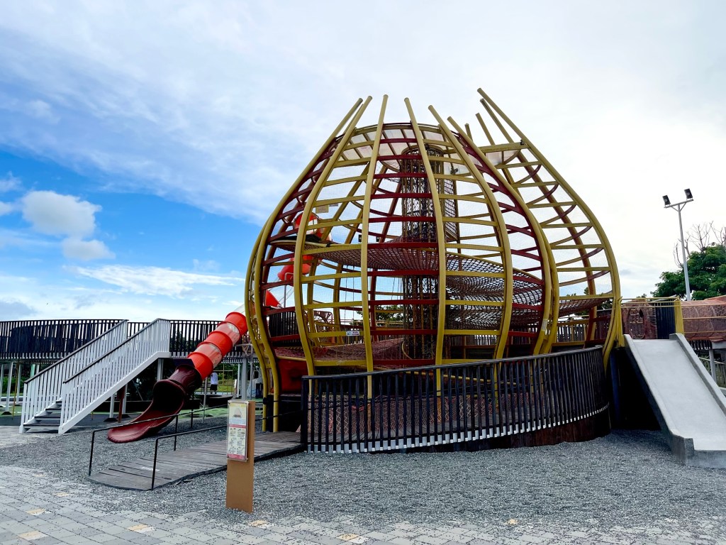 車城共融公園「洋蔥大福」主題遊具與祈福攀爬網，適合親子同遊。
Checheng Inclusive Playground with giant onion-themed slide and auspicious climbing net beside Fu’an Temple.